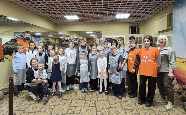 Волонтеры Эн+ вместе с детьми-инвалидами по зрению посетили музей шоколада