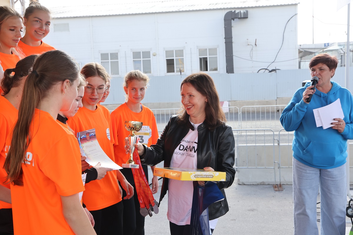 Главный редактор «Нижегородской правды» Лариса Авдеева награждает серебряных призёров эстафеты - женскую сборную КСШОР №1