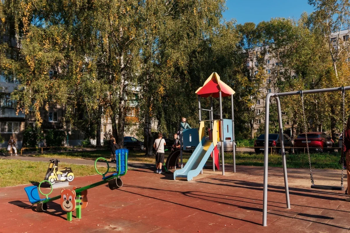 Социальные участковые помогли установить детскую площадку на улице Фучика