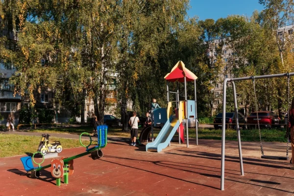 Социальные участковые помогли установить детскую площадку на улице Фучика