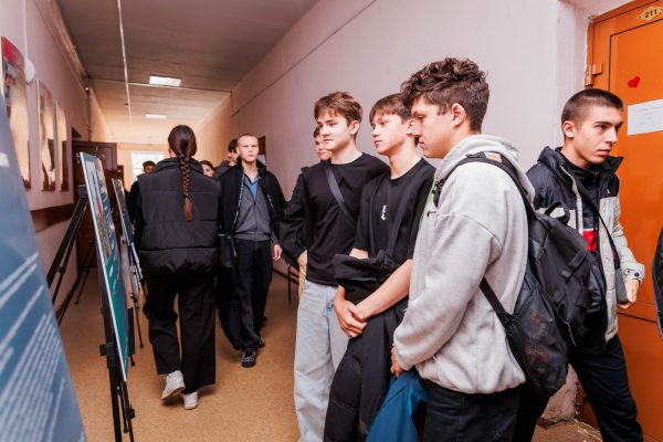 Волонтеры Победы проводят в нижегородских школах фотовыставку «Za наших. Za президента»