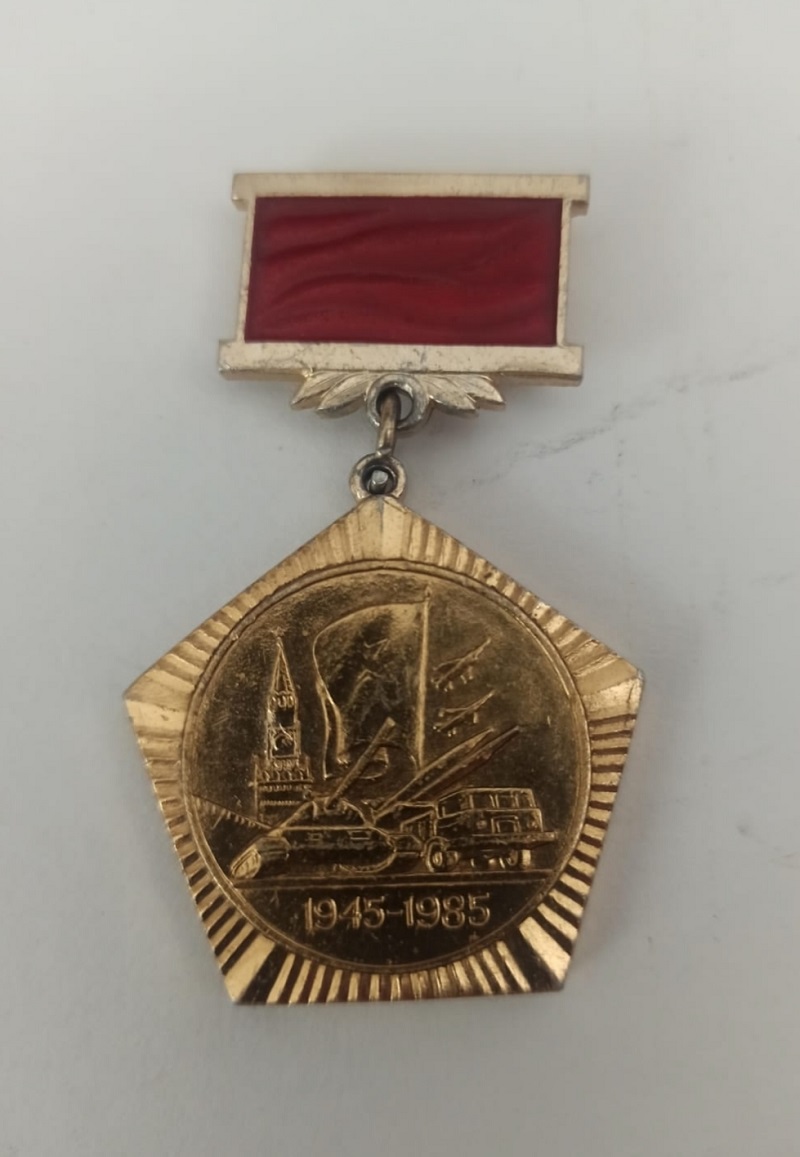 Знак «Участнику парада в честь 40‑летия Победы» ветеран хранит как самую дорогую награду