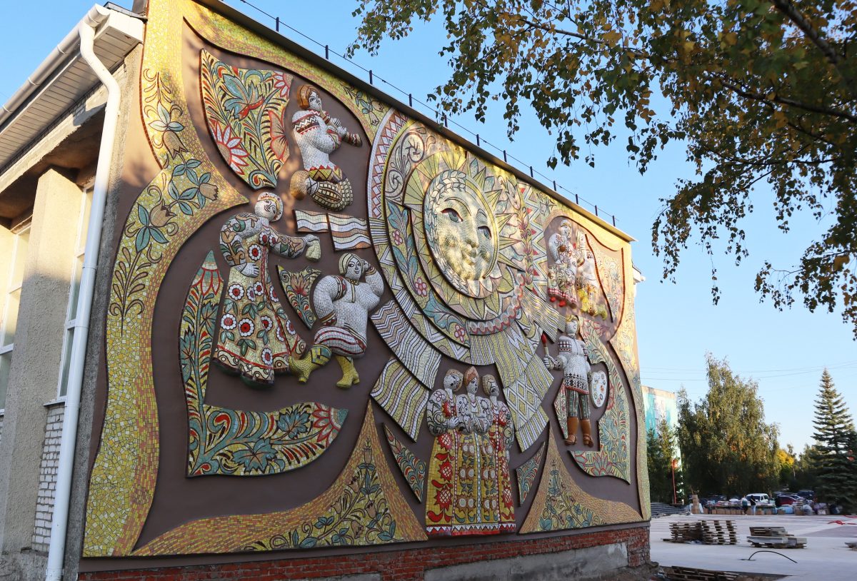 В Володарске отреставрировали мозаику «Народное искусство»