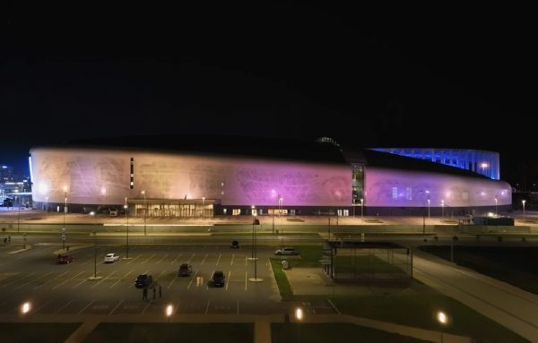 Архитектурную подсветку тестируют на фасаде ледовой арены в Нижнем Новгороде