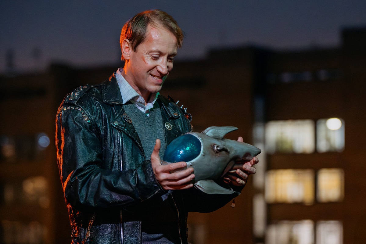 Космический пришелец круто изменит жизнь преподавателя филологии