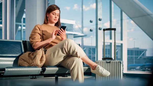 Клиенты Т2 могут открыть карты VISA и Mastercard банков СНГ в приложении