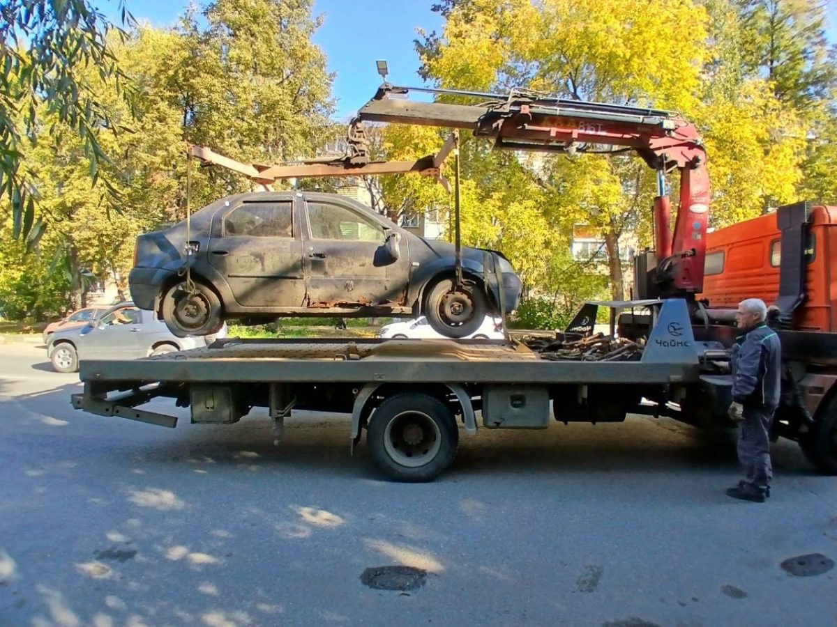 53 брошенных и разобранных автомобилей убрали с улиц Ленинского района