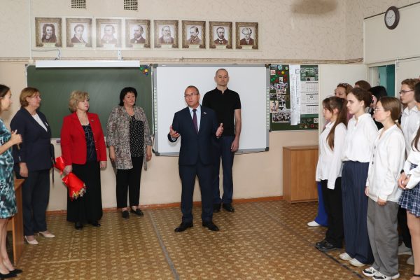 Евгений Чинцов поучаствовал в открытии музея СВО в школе № 140 Приокского района