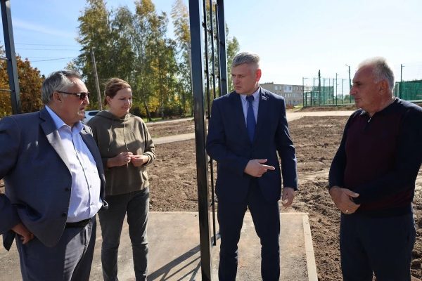 Партийный десант «Единой России» проверил ход работ по благоустройству