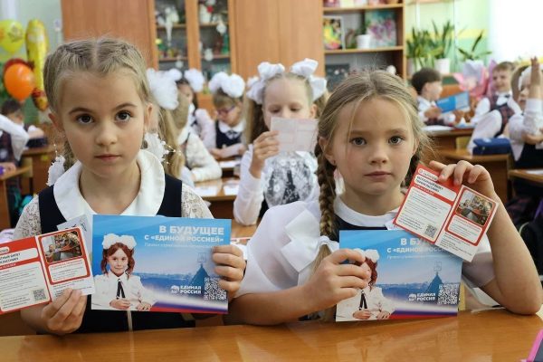 Депутаты «Единой России» поздравили нижегородских школьников с Днём знаний