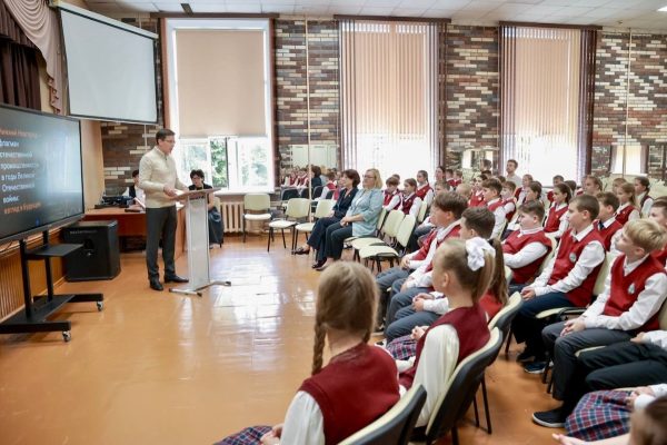 Выпускник школы №126 Юрий Шалабаев провел урок истории для пятиклассников