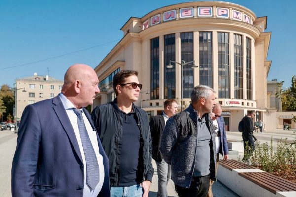 Открыто обновленное пространство перед Автозаводским универмагом