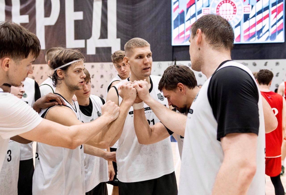 Получать стипендию будут ежемесячно по три спортсмена каждого из клубов