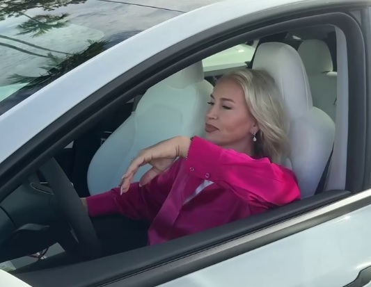 Екатерина Одинцова купила себе автомобиль Tesla в США