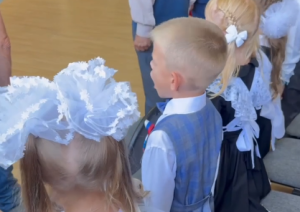 Московскому школьнику, который громче всех пел гимн России, подарили микрофон