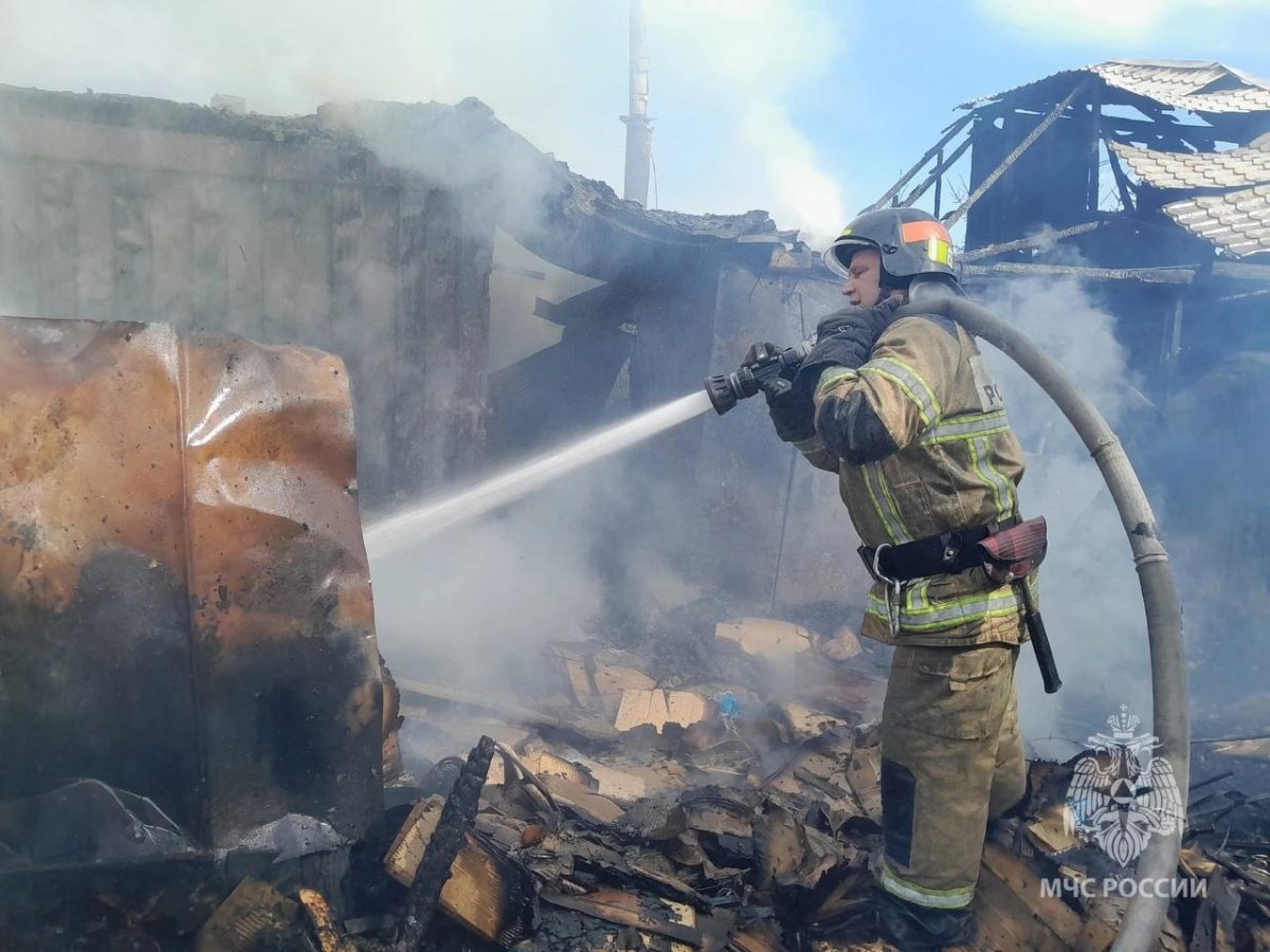 Крупный пожар потушили в садовом доме на улице 40 лет Победы