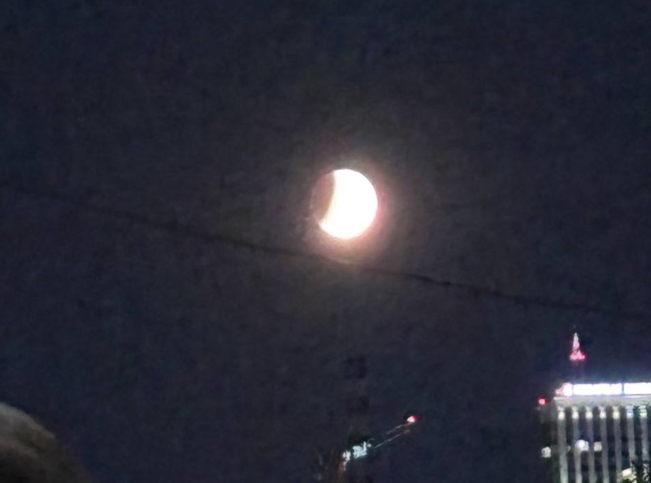 Часть Луны уже начала заходить в тень Земли