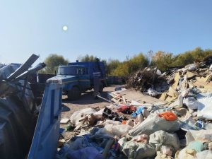 Грузовик свозил мусор на территорию Шуваловского канала на Автозаводе