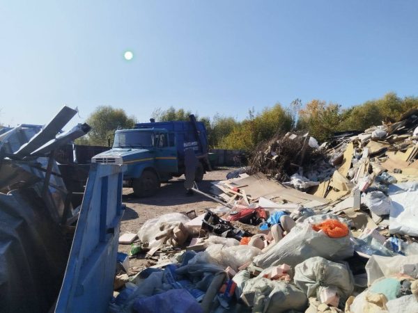 Грузовик свозил мусор на территорию Шуваловского канала на Автозаводе