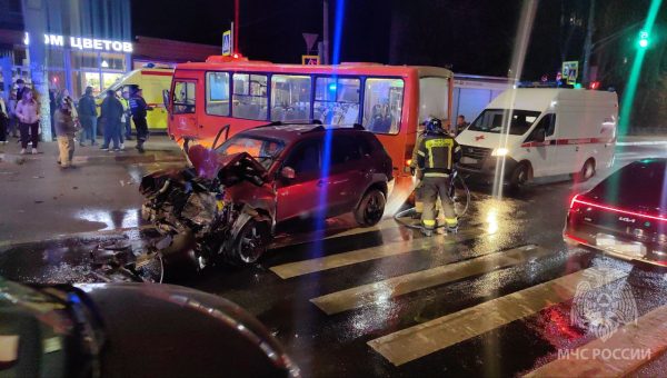 Автобус столкнулся с легковушкой на улице Космонавта Комарова