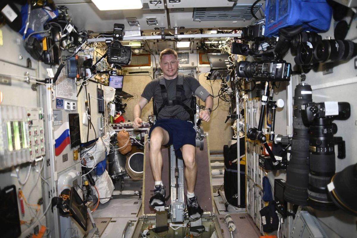 На МКС приходится много тренироваться, чтобы в невесомости мышцы тела не атрофировались