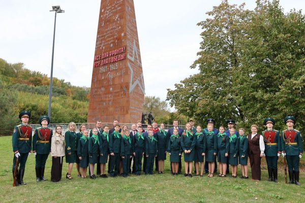 Глеб Никитин, Иван Советников и юные лесничие посадили аллею в Парке Победы