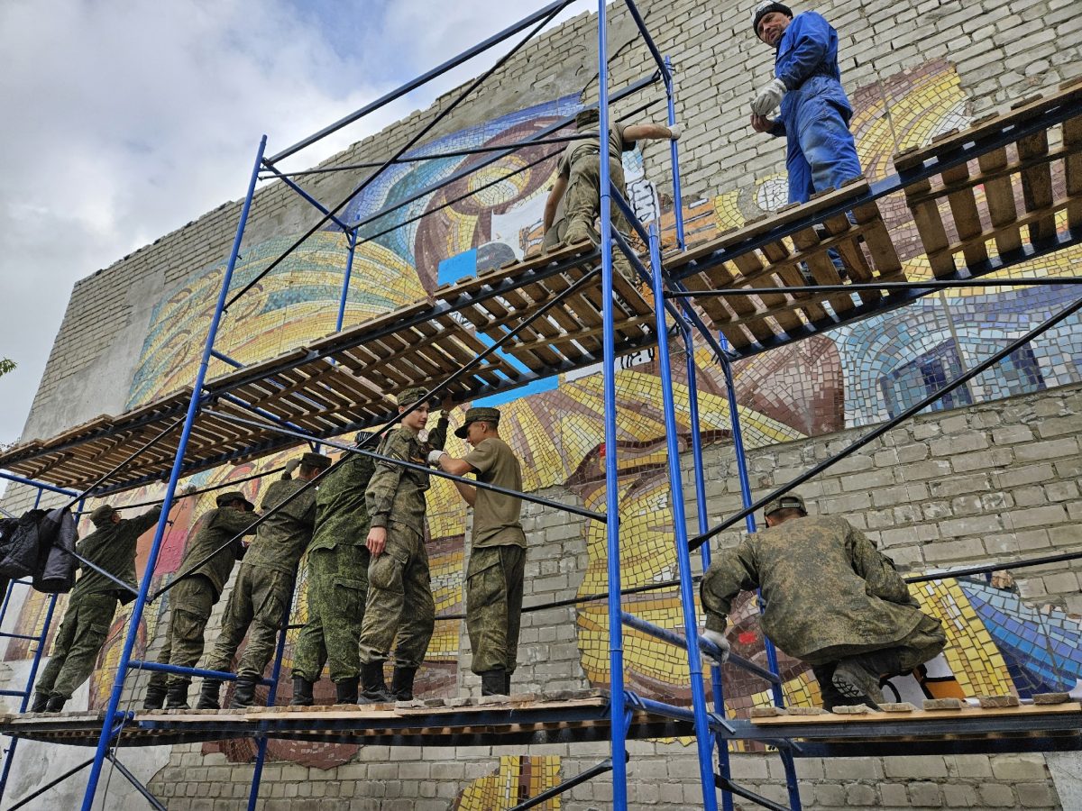 Мозаику «Впёред в индустриальное будущее» восстанавливают в Ильиногорске