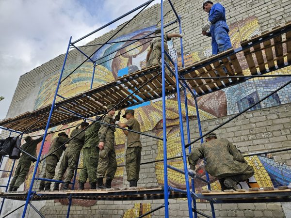 Мозаику «Впёред в индустриальное будущее» восстанавливают в Ильиногорске