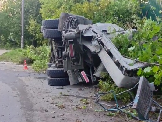 Бетономешалка перевернулась на дороге в Кстовском районе