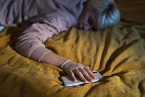 Смартфон на ночь: в чем опасность гаджетов и как они влияют на качества сна