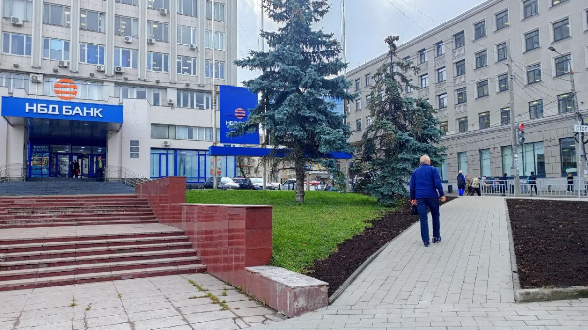 «Народную тропу» через газон в центре города выложили брусчаткой