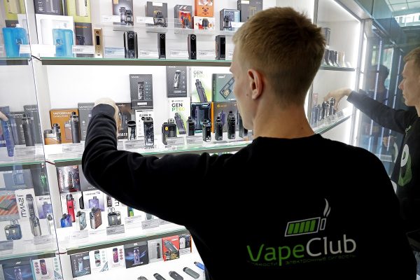«Не хотим быть причастными к их распространению»: бизнес поддержал запрет вейпов