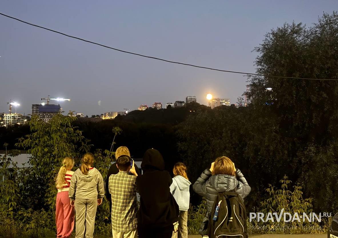 Посмотреть лунное затмение вместе с астрономами приехали и взрослые, и дети
