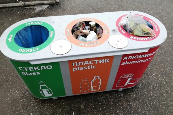 Эксперт ЖКХ Бондарь напомнил, какой штраф грозит за выброшенный мимо урны мусор