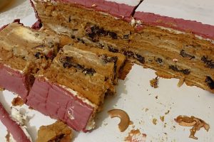 Гастроэнтеролог Кашух рассказала, кому противопоказано есть пироги и&nbsp;торты