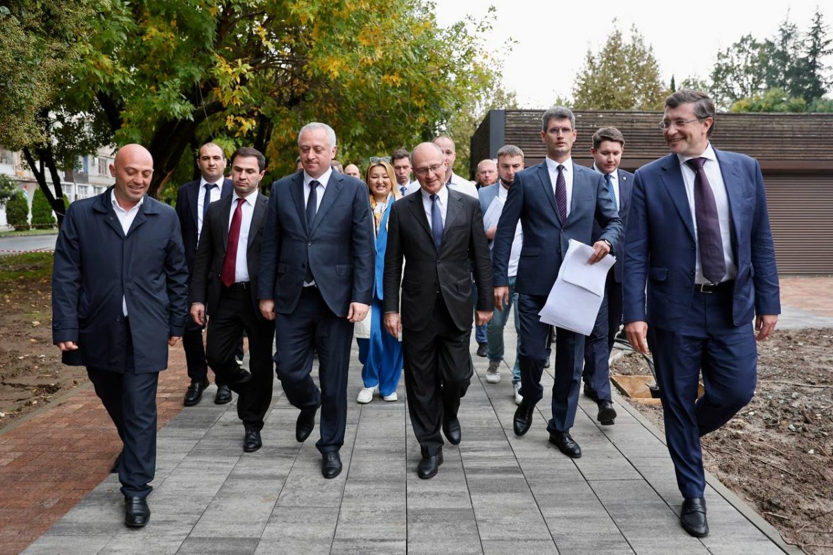 Сергей Кириенко и Глеб Никитин оценили благоустройство сквера в столице Абхазии