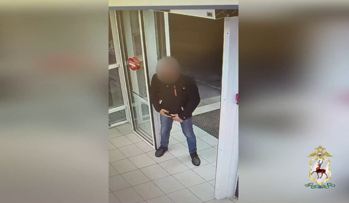 Бомж с пистолетом украл две бутылки водки в нижегородском магазине