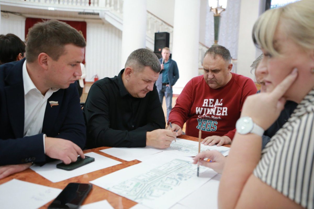 Во Дворце культуры химиков обсудили благоустройство на проспекте Циолковского