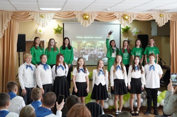 Дзержинских школьников приняли в «менделеевцы»