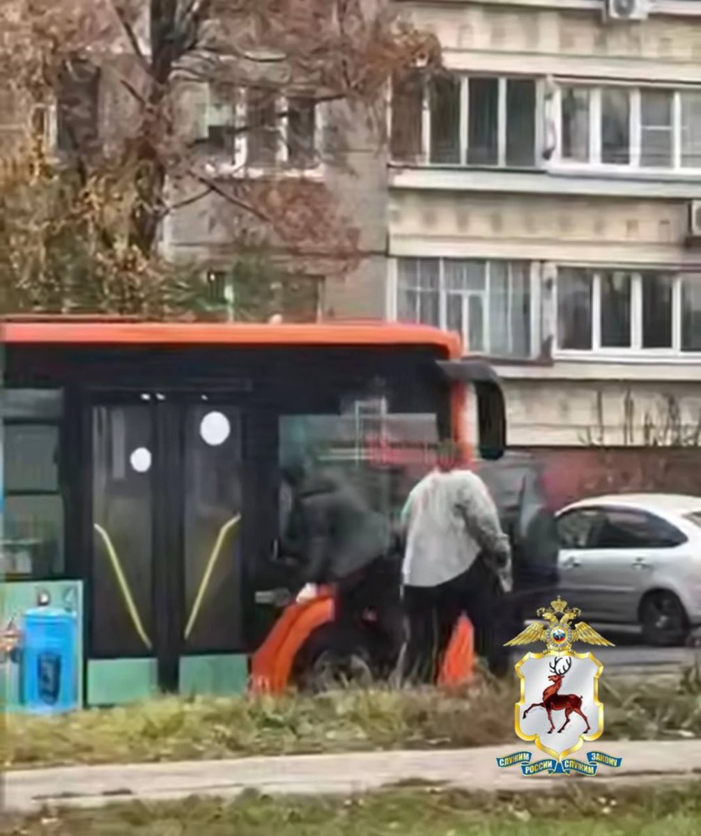 Неадекватный мужчина с ножом разбил стекло автобуса в Верхних Печерах