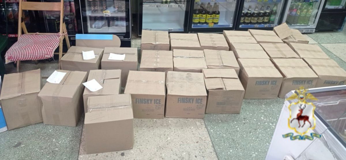Более тонны незаконного алкоголя изъяли полицейские из магазина в Кстове
