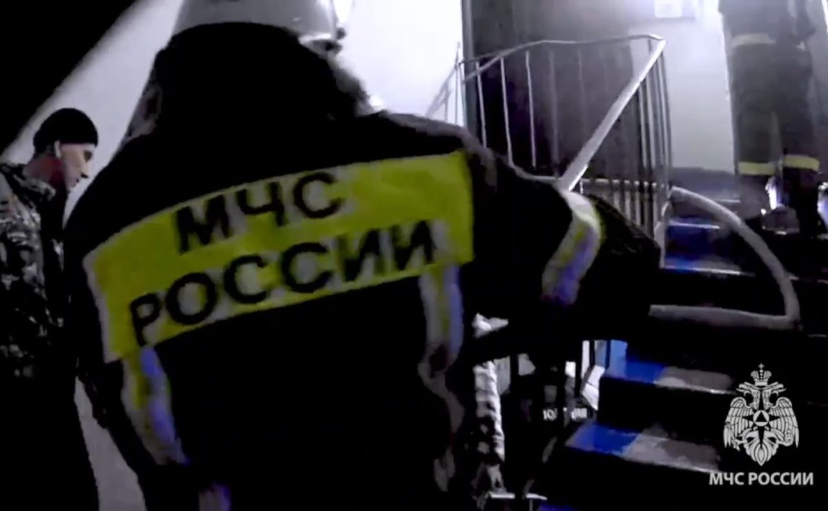 Опубликовано видео со спасением мужчины из горящей квартиры в Семенове