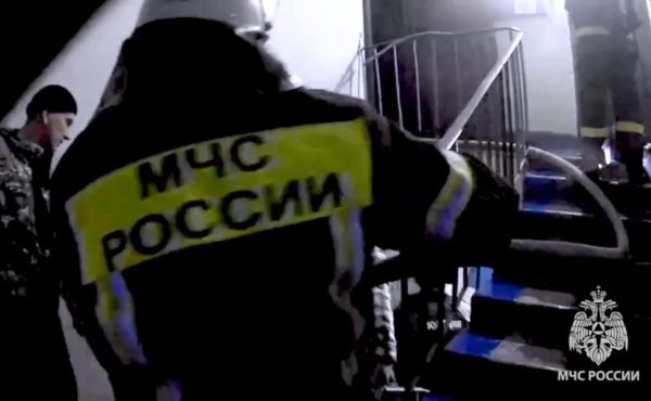 Опубликовано видео со спасением мужчины из горящей квартиры в Семенове