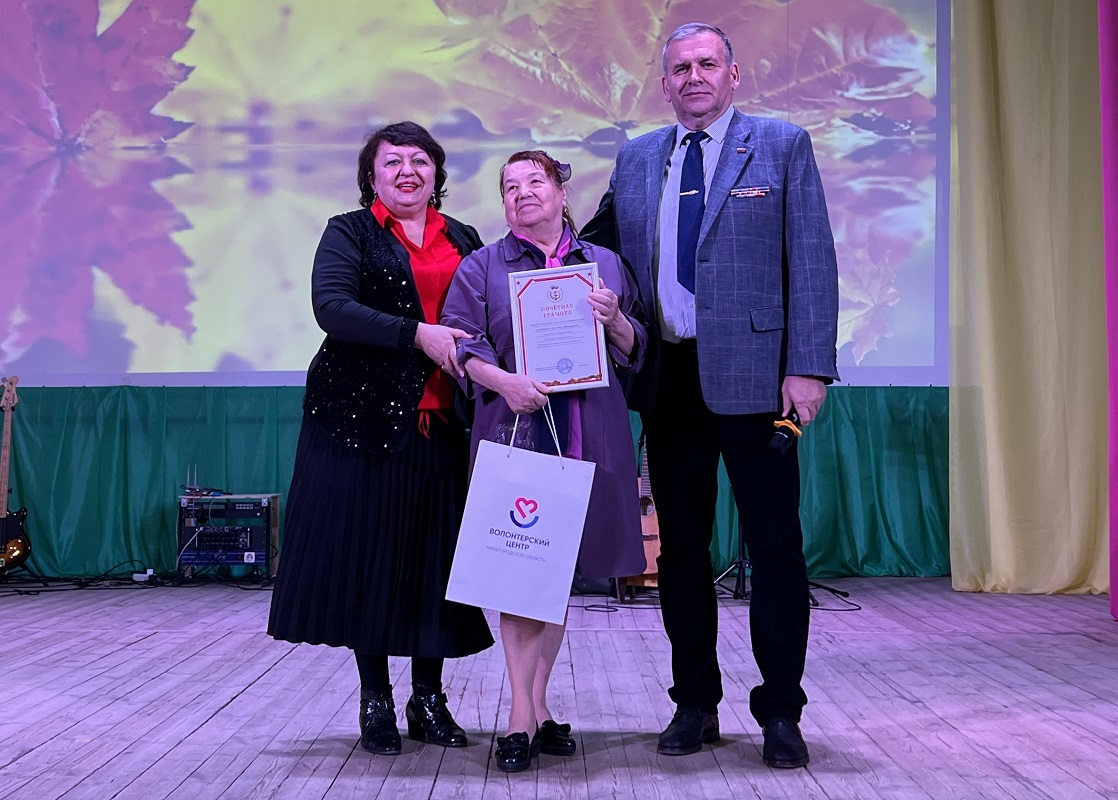 Председатель областного Совета ветеранов Андрей Захаров, секретарь организации Наталья Кратенко поблагодарили Татьяну Девушкину за работу, вручили ей подарки