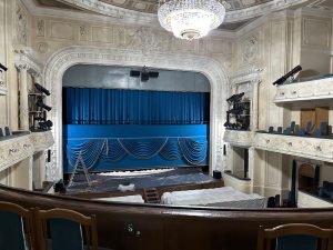 Нижегородский театр драмы встретит зрителей новым роскошным занавесом
