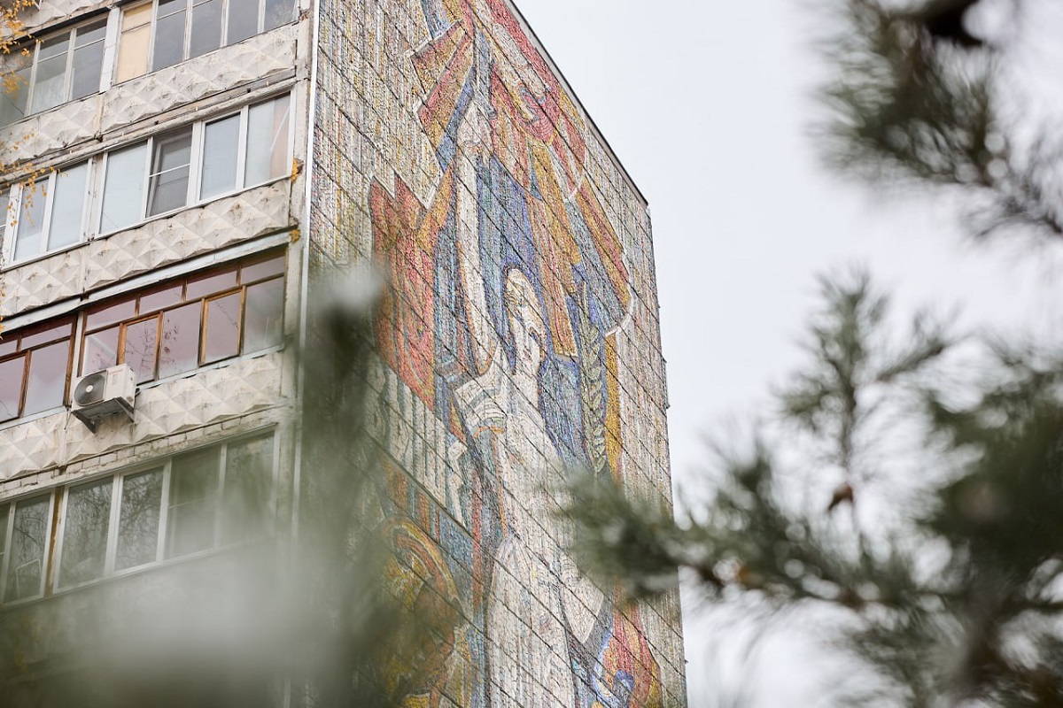 Чтобы восстановить панно «Быстрее, выше, сильнее» потребовалось демонтировать его с фасада