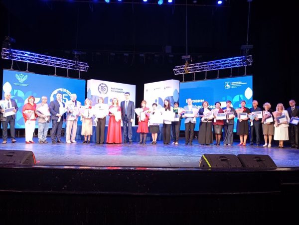 Работников колледжей и техникумов наградили в честь 85-летия СПО