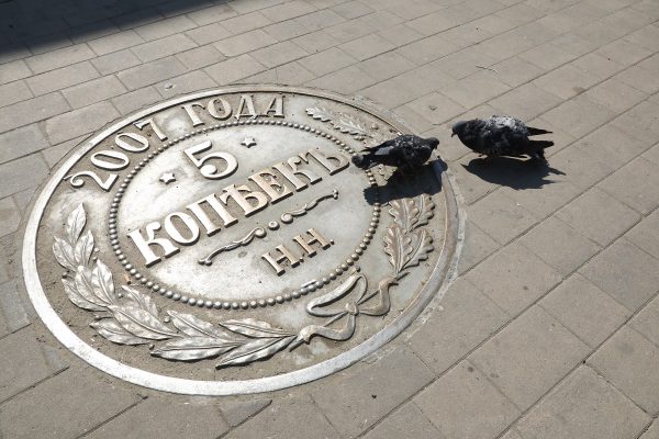 «Пачкают плитку, памятники, лавочки»: нижегородцы жалуются на голубей на площадях и в скверах