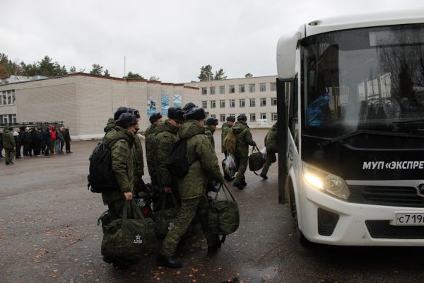 Первые 50 нижегородских призывников отправились к месту армейской службы