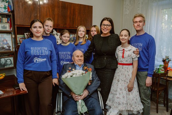 Нижегородские волонтеры в День пожилого человека навестили ветеранов Великой Отечественной войны